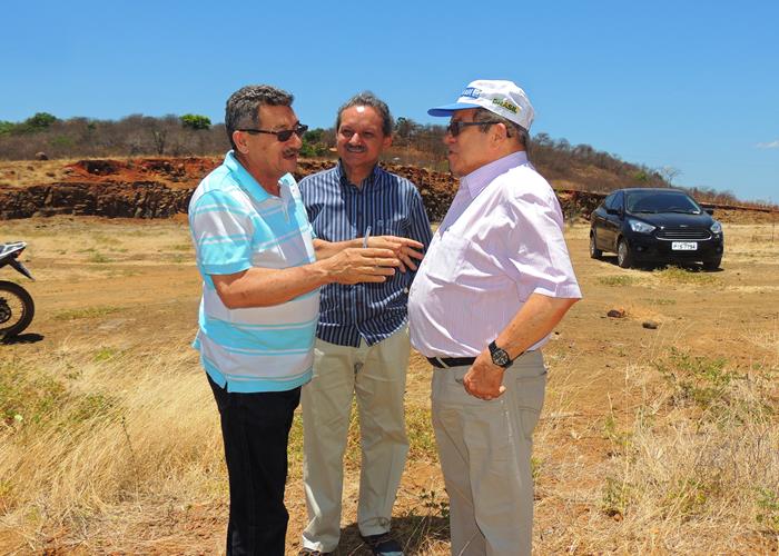 Prefeito Alvimar Martins, contando história de garimpo ao Dr. Avelino Neiva e o Deputado Wilson Brandão (Crédito: Edinardo Pinto )