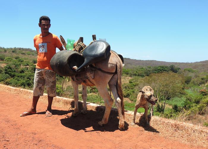 Fotografamos esse amigo atrás de água com seu Jegue e sua cachorra Baleia (Crédito: Edinardo Pinto )