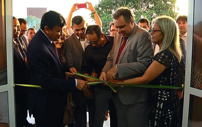 Wellington Dias e Florentino Neto ao lado de deputados e da diretora do HEDA. (Crédito: Kairo Amaral)