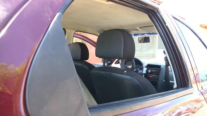 Vidro do carro atingido pelo tiro. (Crédito: Kairo Amaral)