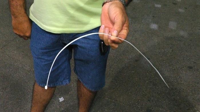 Algemas de plástico utilizadas para amarrar as vítimas. (Crédito: Kairo Amaral)