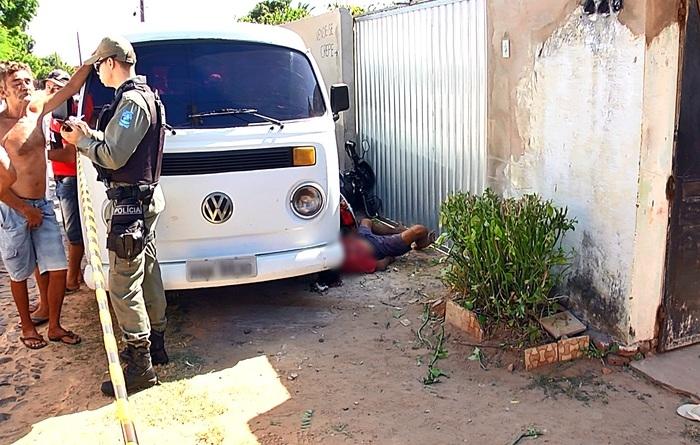 Motociclista caído entre o veículo e o muro. (Crédito: Kairo Amaral)