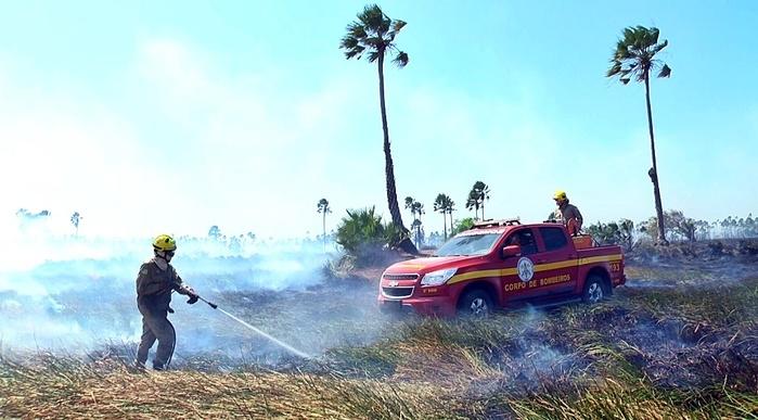 Os focos do incêndio eram de difícil acesso. (Crédito: Kairo Amaral)
