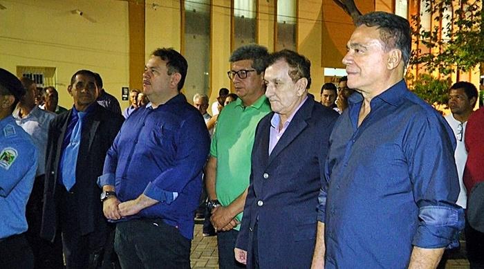 Álvaro Dias e comitiva na praça da Graça.  (Crédito: Kairo Amaral)