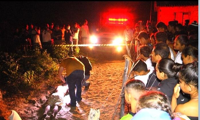 Dezenas de pessoas acompanhavam o trabalho da perícia.  (Crédito: Kairo Amaral)