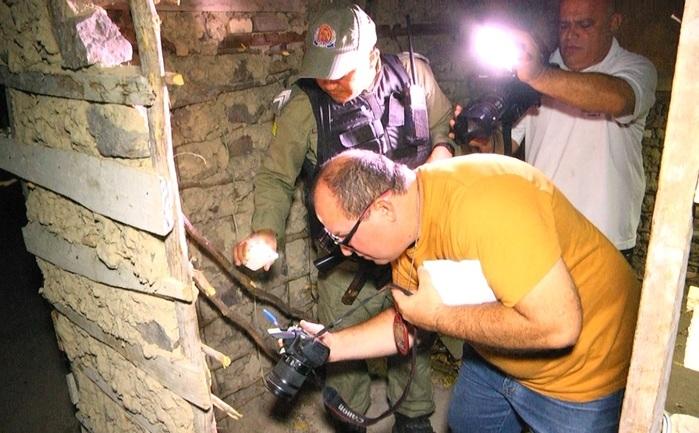 Perito criminal Chanxerlley Brandão registrando os vestígios.  (Crédito: Kairo Amaral)