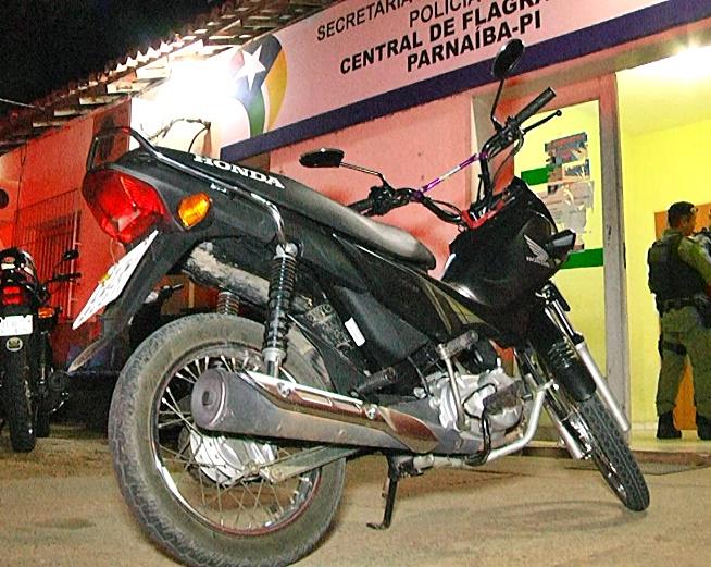 A moto que os três estavam também foi apreendida. (Crédito: Kairo Amaral)