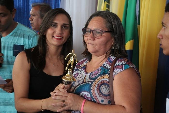 Vereadora Eliane Moura entregando troféu para professora Helena Araújo da Escola Basílio de Abreu, da Baixa Grande (Crédito: Mikeias)