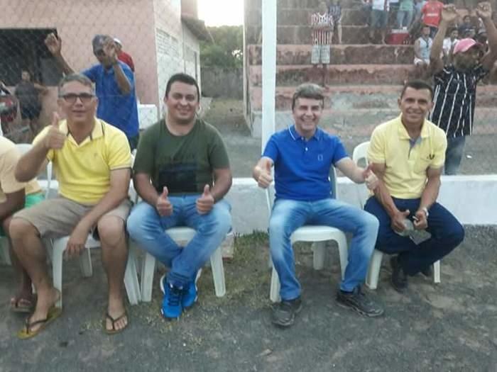 Vereadores Luis Boro e Eder Carvalho, prefeito João Luiz mostrando positividade diante a partida e vereador Paulo Cadoz (Crédito: reprodução)