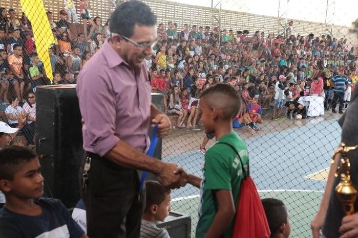 Presidente da Câmara Municipal de Monsenhor Gil, vereador João Filho fazendo entrega de premiação (Crédito: Mikeias)