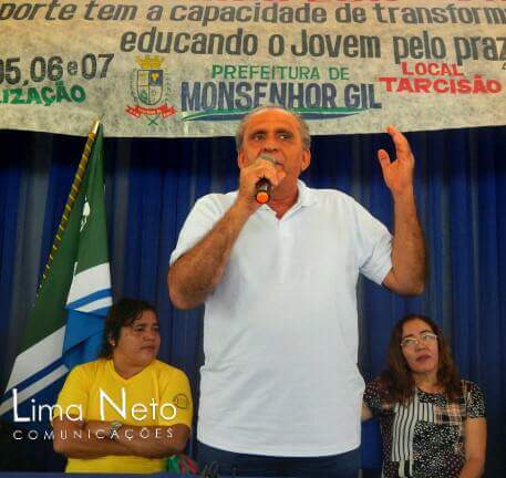 Vice prefeito Zé Noronha discursa observado pelas professoras: Santana e Norma Suely, secretaria de educação (Crédito: Lima Neto)