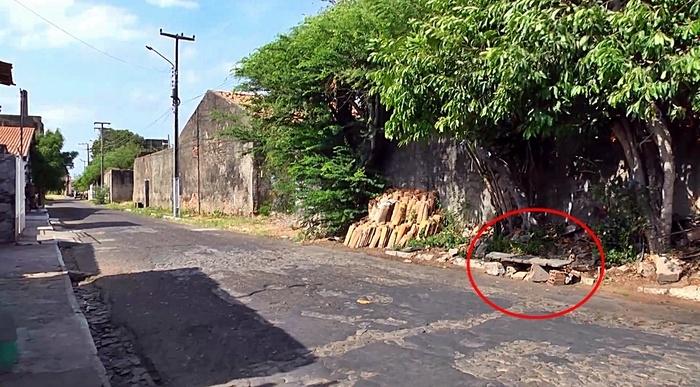 Banco onde a vítima estava sentada com uma criança de colo. (Crédito: Kairo Amaral)