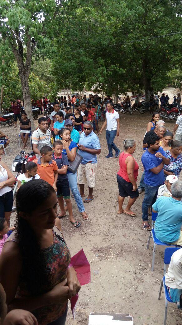 População fazem fila para garantir o serviço (Crédito: Gilson Moura)