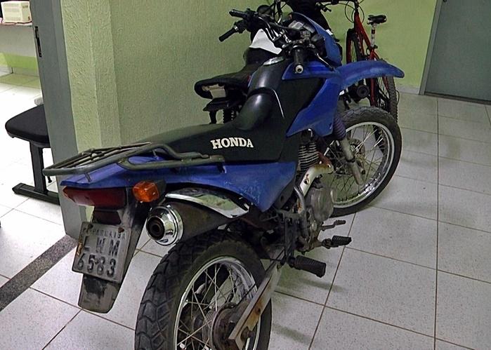 Moto roubada e recuperada pela Força Tática. (Crédito: Kairo Amaral)