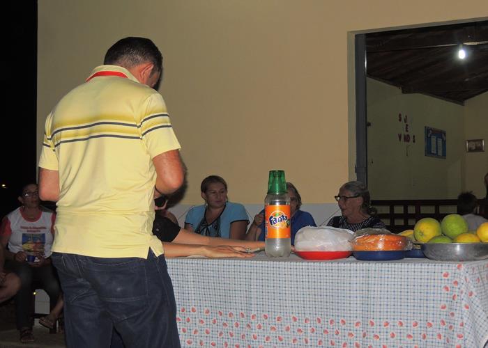 Eudes Martins, pagando a rosca que ele arrematou  (Crédito: Edinardo Pinto )