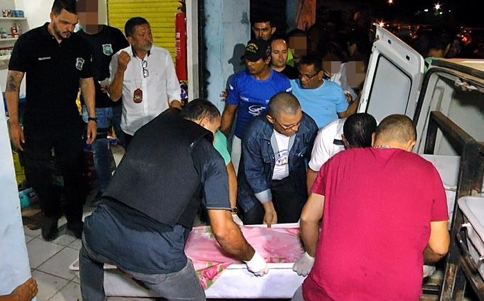 Corpo sendo removido.  (Crédito: Kairo Amaral)