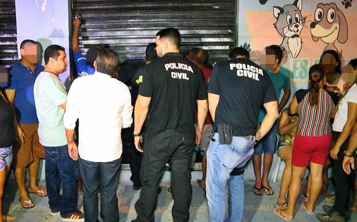 Delegacia de Homicídios chegando no local do crime.  (Crédito: Kairo Amaral)