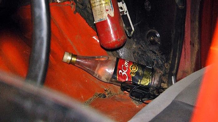 Garrafa de cachaça encontrada dentro da caminhonete. (Crédito: Kairo Amaral)