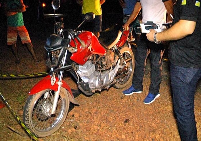 Moto das vítimas. (Crédito: Kairo Amaral)