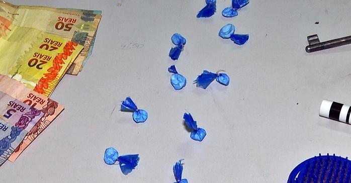 Foram apreendidos 10 papelotes de cocaína.  (Crédito: Kairo Amaral)