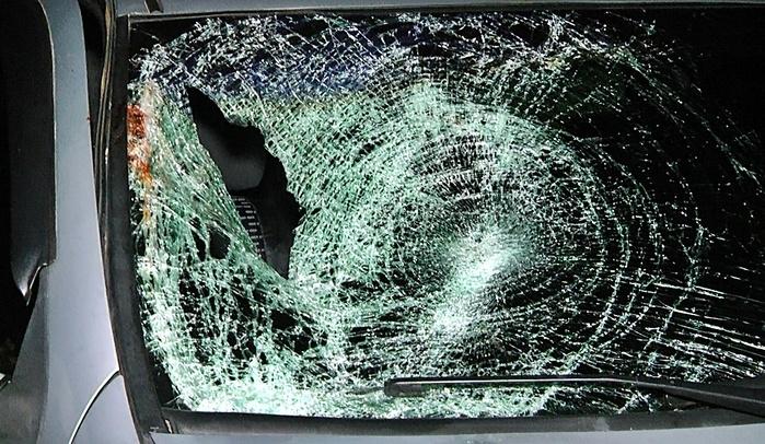 Manchas de sangue no para-brisa do veículo. (Crédito: Kairo Amaral)