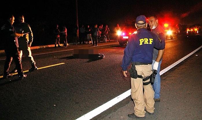 Corpo ficou caído no meio da rodovia. (Crédito: Kairo Amaral)