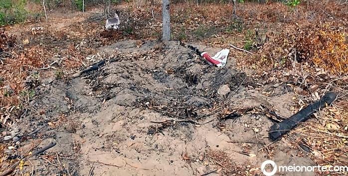 Um dos corpos foi enterrado em uma cova rasa. (Crédito: Kairo Amaral)