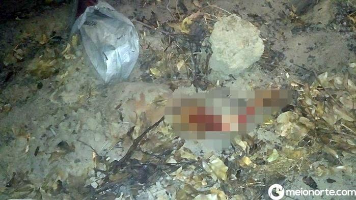 Corpo enterrado em cova rasa. (Crédito: Kairo Amaral)