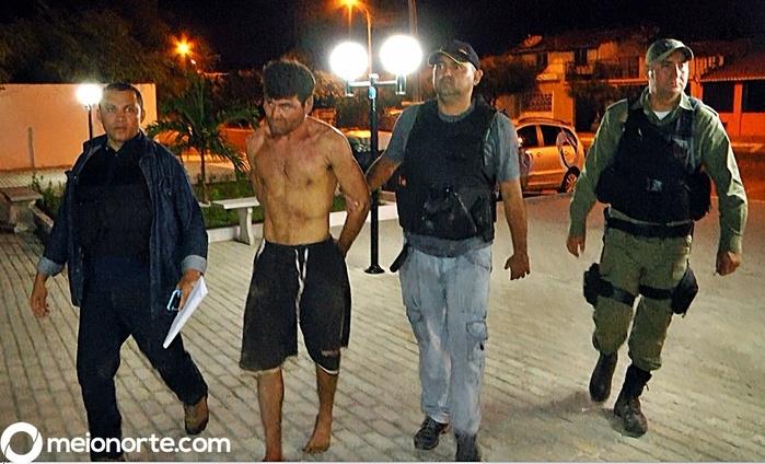 Acusado dando entrada na Central de Flagrantes.  (Crédito: Kairo Amaral)