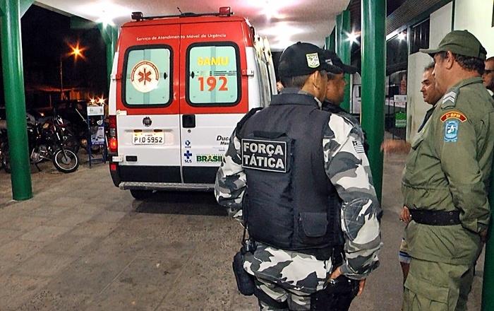 Policiais Militares acompanhando a chegada do baleado no HEDA.  (Crédito: Kairo Amaral)