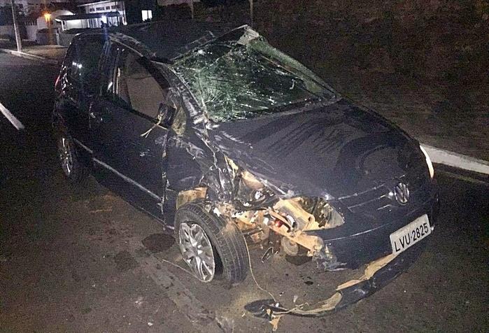 Carro provocador do acidente ficou bastante destruído. (Crédito: Kairo Amaral)