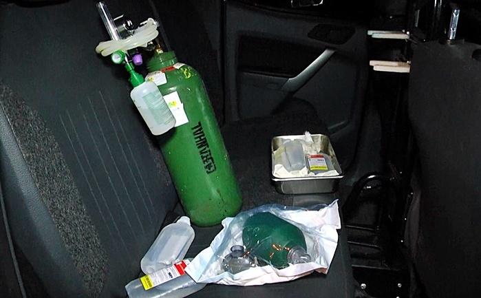 Balão de oxigênio e o material de trabalho dos enfermeiros dentro da viatura. (Crédito: Kairo Amaral)