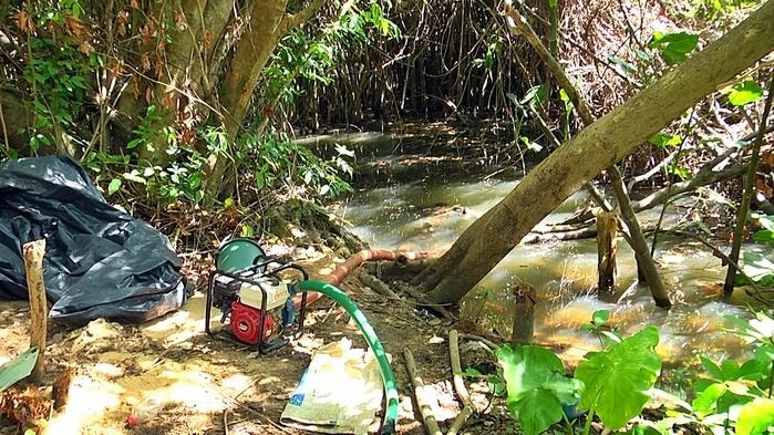Água de um igarapé era bombeada.  (Crédito: Kairo Amaral)