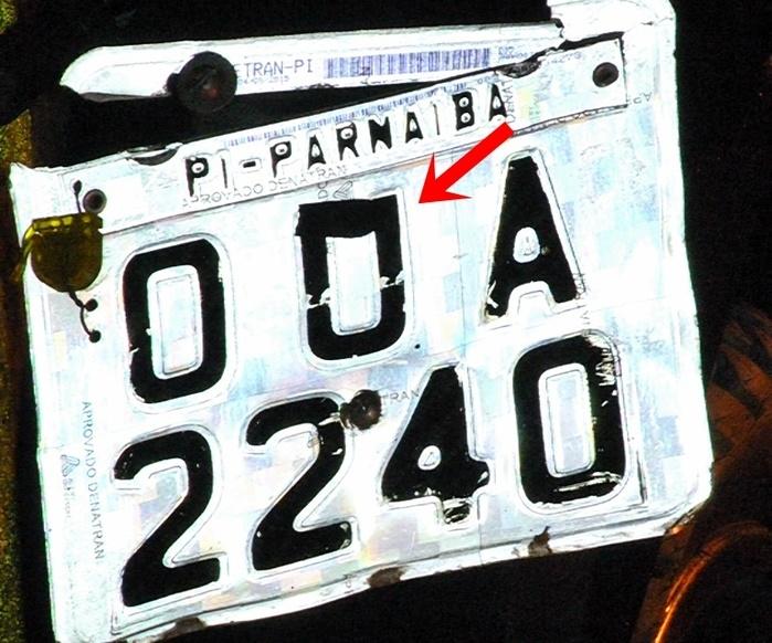 Placa adulterada com adesivo. (Crédito: Kairo Amaral)