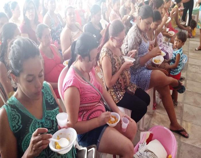 Pessoal lanchando  (Crédito: Edinardo Pinto )