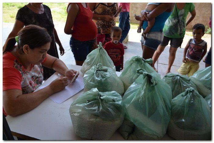 Famílias do Município de Inhuma recebem Cestas com Alimentos - Imagem 18