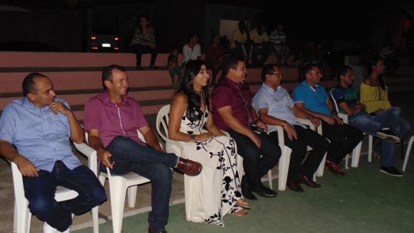 Público marca presença em show de humor em Santo Inácio - Imagem 9