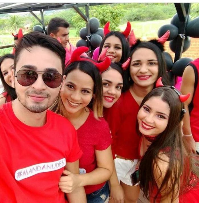 Fantasias, irreverência e criatividade marcam o Corso de DEL - Imagem 34