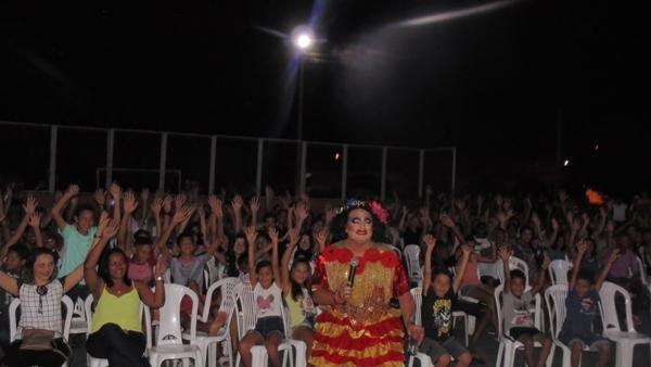 Público marca presença em show de humor em Santo Inácio - Imagem 13