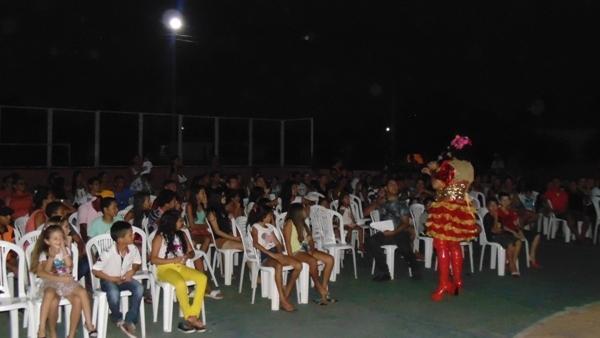 Público marca presença em show de humor em Santo Inácio - Imagem 10