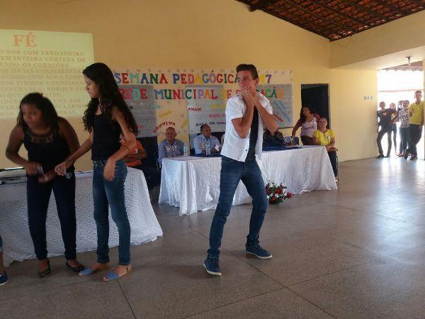 Semana pedagógica é realizada em Santo Inácio - Imagem 11
