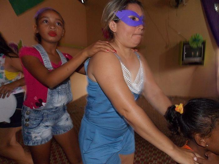 Jovens e crianças participam do tradicional carnaval do SCFV. - Imagem 6