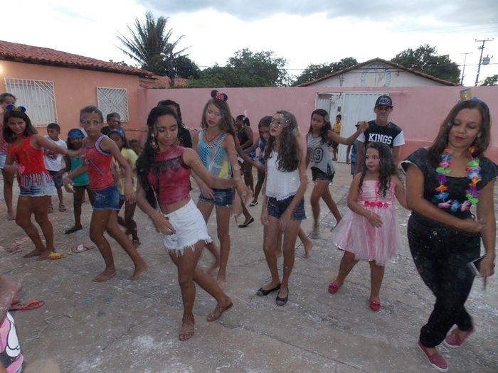 Jovens e crianças participam do tradicional carnaval do SCFV. - Imagem 57