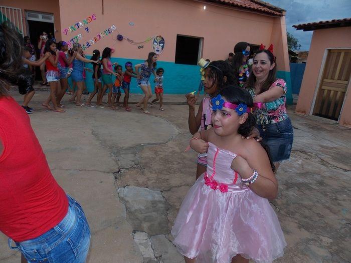 Jovens e crianças participam do tradicional carnaval do SCFV. - Imagem 10
