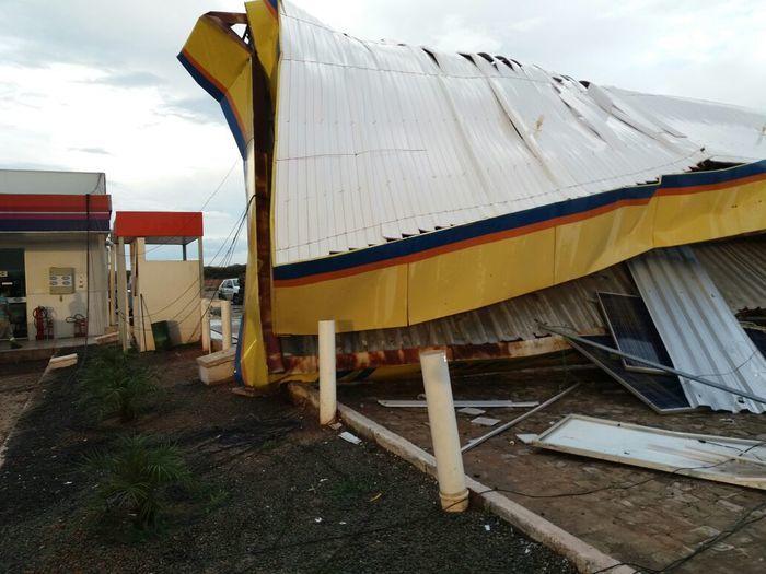 Posto de combustível tem estrutura destruída após ventanias em Del - Imagem 5