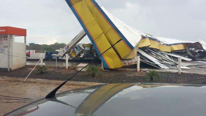 Posto de combustível tem estrutura destruída após ventanias em Del - Imagem 12