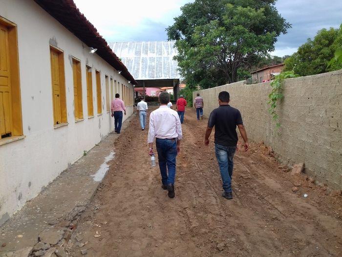 Prefeito Valmir Barbosa visita obras em andamento no município - Imagem 20