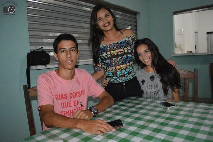 Jantar de aniversário da jovem Elaine. - Imagem 1