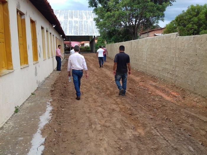 Prefeito Valmir Barbosa visita obras em andamento no município - Imagem 21