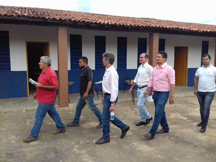 Prefeito Valmir Barbosa visita obras em andamento no município - Imagem 15
